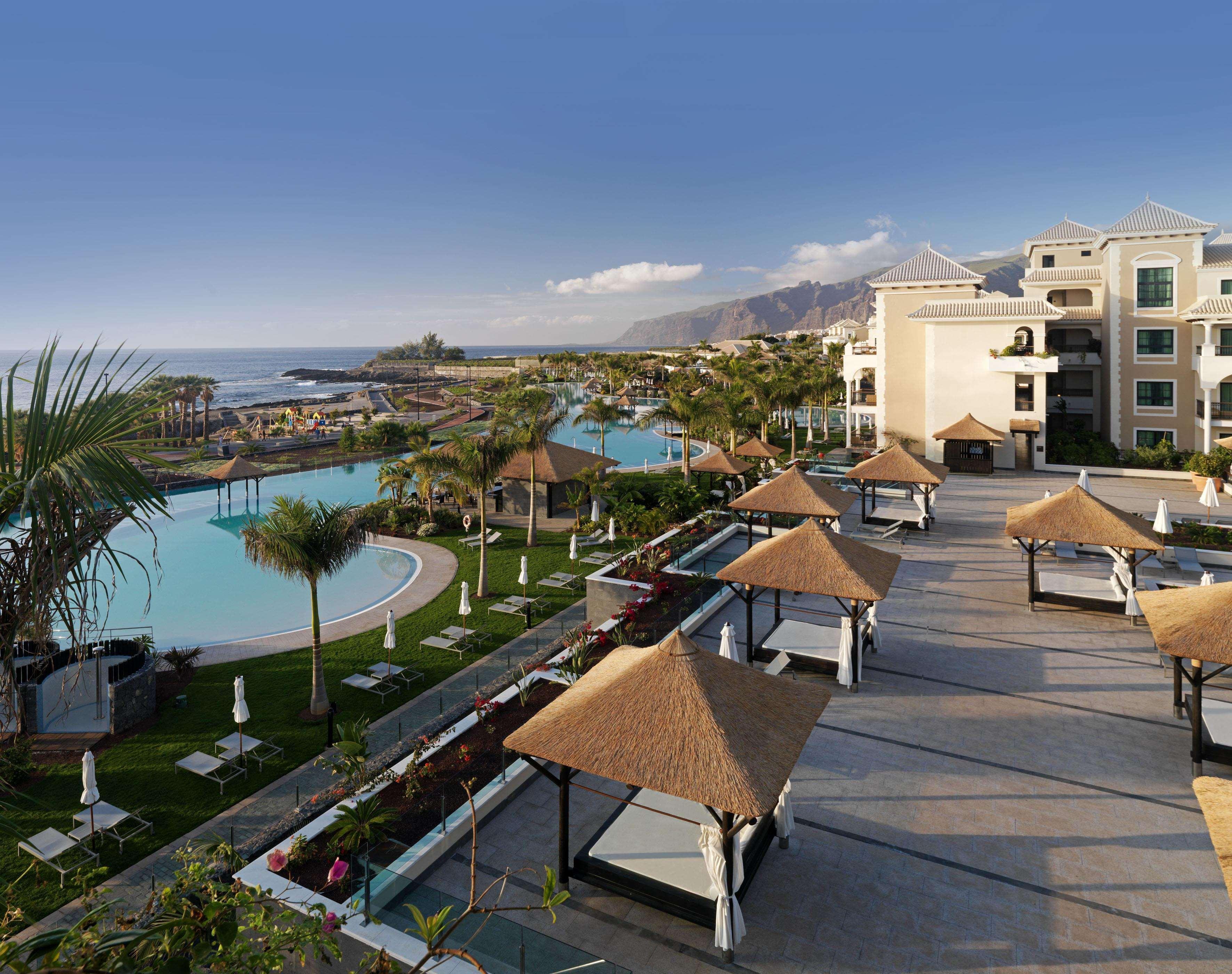 伊索拉宫美利亚水疗大酒店及度假村 Alcalá la Real 外观 照片 The resort's swimming pools