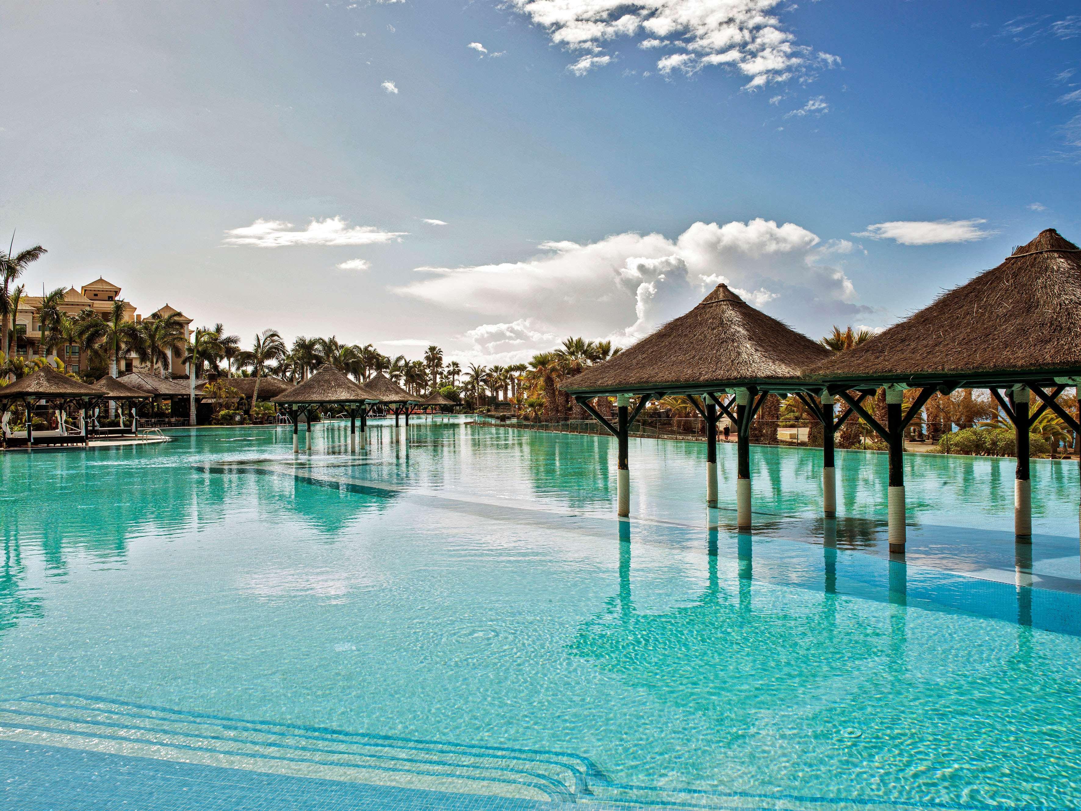伊索拉宫美利亚水疗大酒店及度假村 Alcalá la Real 外观 照片 The resort's lagoon