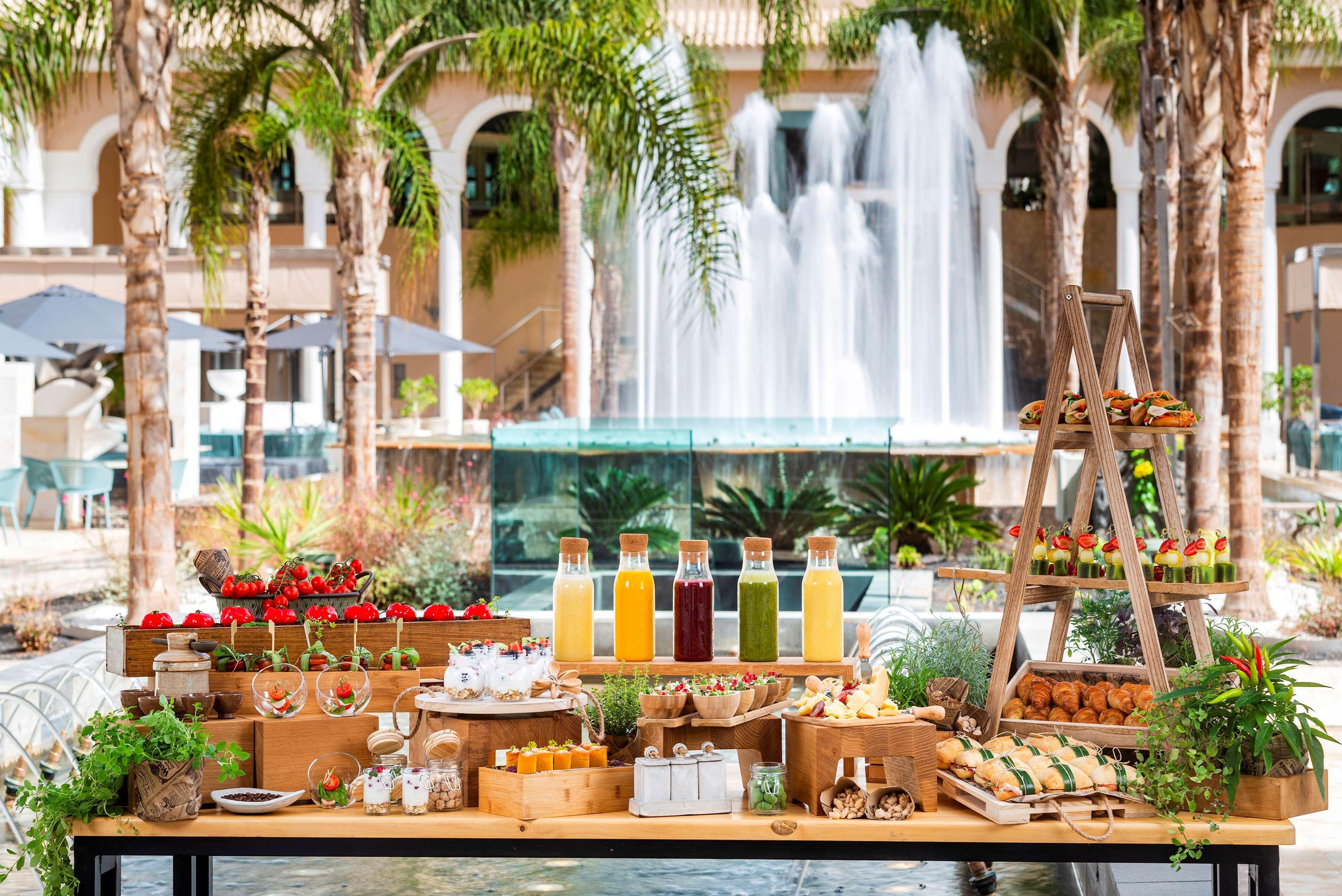 伊索拉宫美利亚水疗大酒店及度假村 Alcalá la Real 外观 照片 Fountain at the Four Seasons Hotel