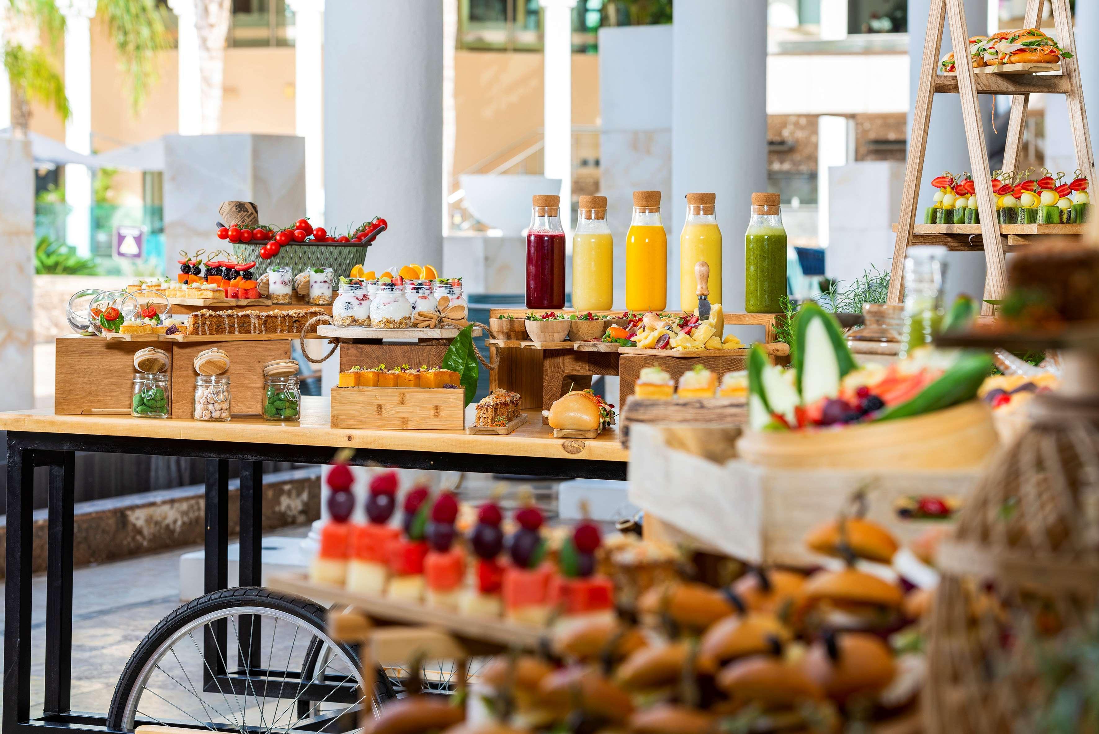 伊索拉宫美利亚水疗大酒店及度假村 Alcalá la Real 外观 照片 A buffet at a hotel
