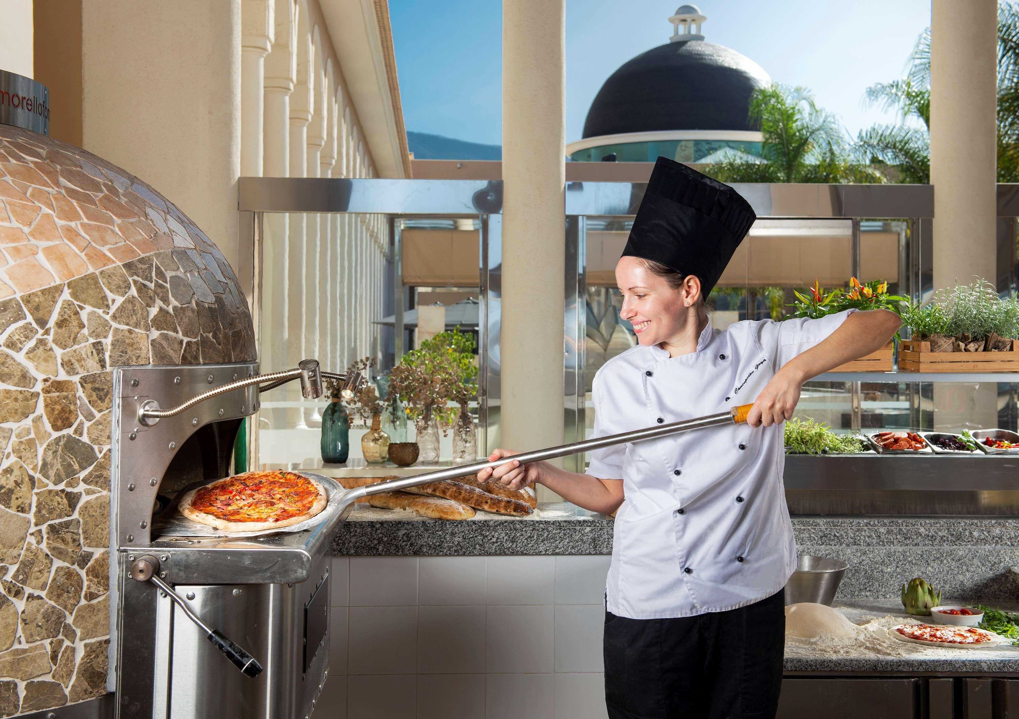 伊索拉宫美利亚水疗大酒店及度假村 Alcalá la Real 外观 照片 A pizzaiolo preparing a pizza